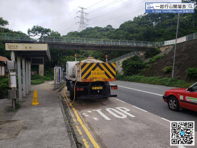 Starting at Piper's Hill Road, take bus 72/81 to Shek Lei Pui Reservoir and get off at Shek Lei Pui Reservoir,