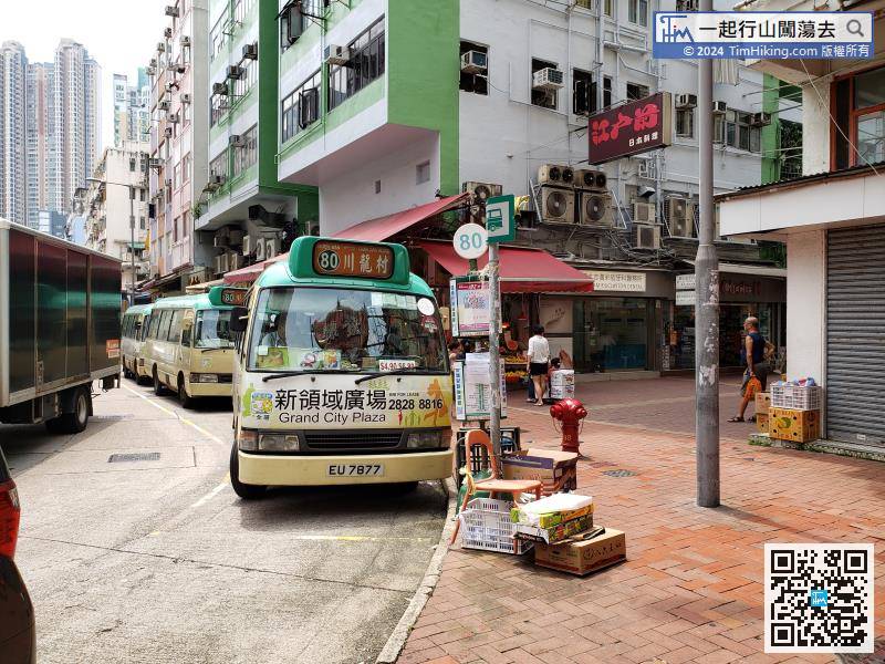最快捷方法是在荃湾川龙街乘搭80号小巴