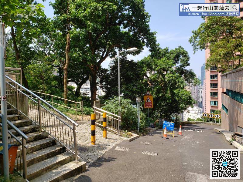 On the left-hand side of the exit is the entrance of Cheung Po Tsai Ancient Trail.