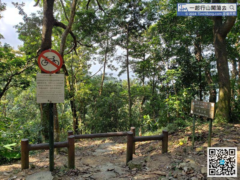In another important bifurcation, go straight on the wooden railing is Kap Lung Ancient Trail,