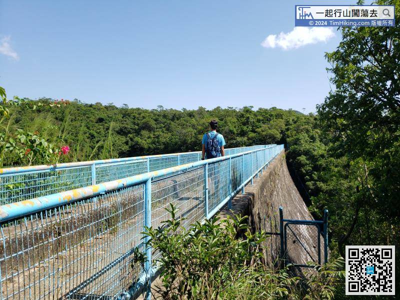 First walk up to Shek Lei Pui Reservoir Main Dam, take a look