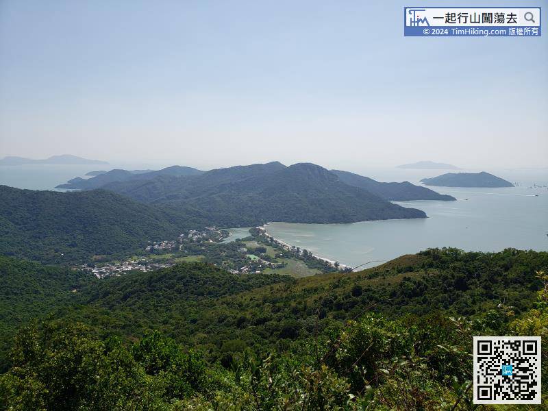 From here, the scenery becomes an open view. Looking behind, can see Pui O and Chi Ma Wan Peninsula clearly.