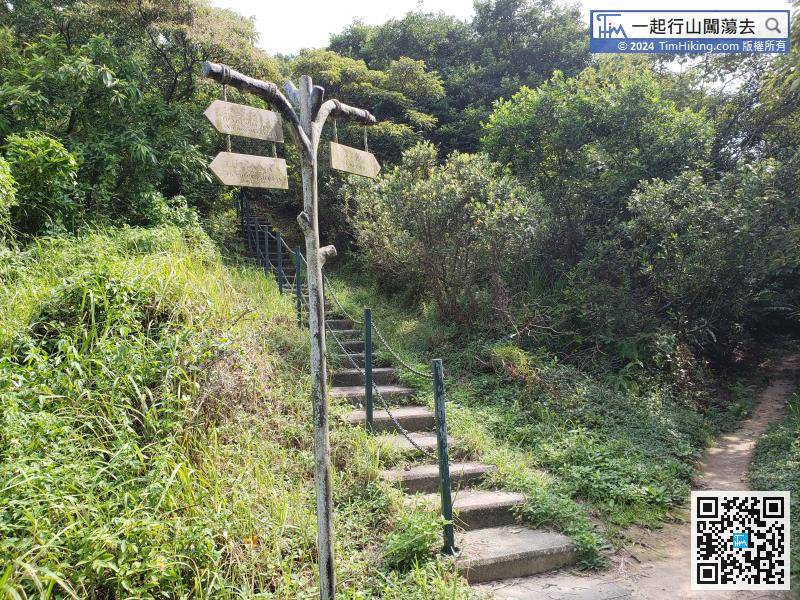 Walking for about 15 minutes, will encounter a bifurcated road, the upper left step is the way to Man Kok Tsui and there is a large pavilion on the top of the mountain. Just go straight on the flat road to reach Mui Wo.