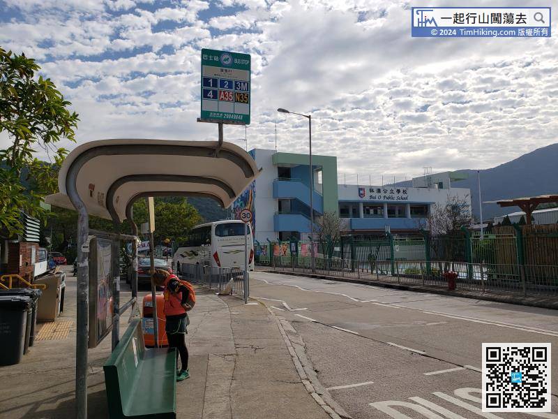 Starting from Pui O, first take the Lantau Bus 1/2/3M/4 and get off at Lo Uk Village.