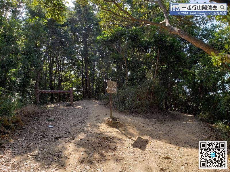 After 200 meters, there is a big wooden railing on the left-hand side, that is the trail to Miu Tsai Tun.