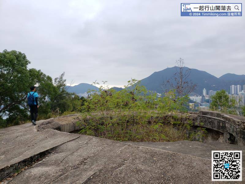 Walking around, can find a large cannon bed near Lei Yue Mun Strait, where Devil's Peak Forts was in the past.