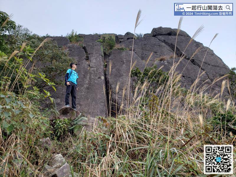 Yi Tin Cliff is a straight wall, not so big, but it is also very prominent.