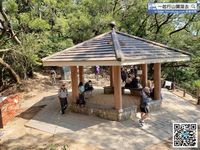 The entire Kin Lung Ancient Trail takes about half an hour to reach the Hong Kong Handover Pavilion,