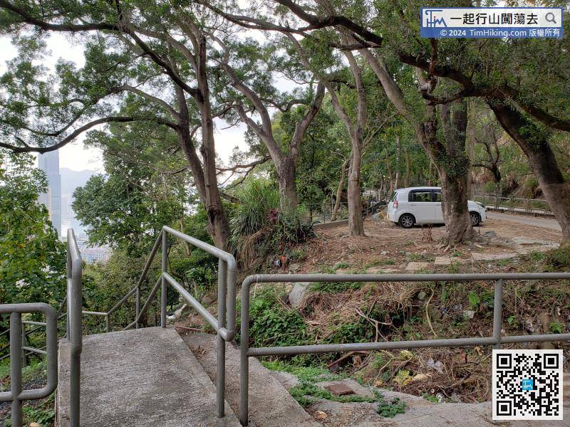 Walk along the catchwater, the stairs on the left can pass Bodhi Park to Tsuen Wan.