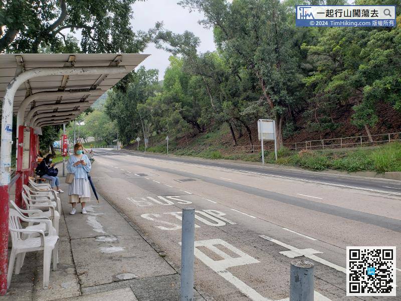 The starting point is at the entrance of Ma Yau Tong Village in Tseung Kwan O, located at the halfway of Wilson Trail (Section 3), or take any transportation directly.