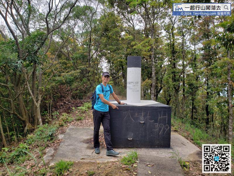 Tai Sheung Tok is 399 meters high and has a trigonometrical station. The top of the mountain is surrounded by trees and there is no open scenery.