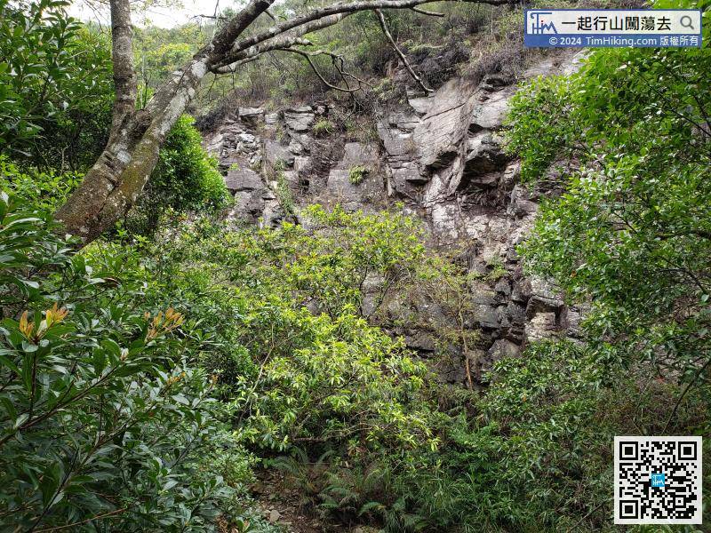 穿過屏南石澗後，沿梯級繼續上，可看到屏南石澗旁的峭壁。