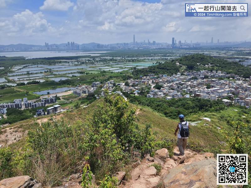 After enjoying the invincible scenery, downhill to Fung Lok Wai.