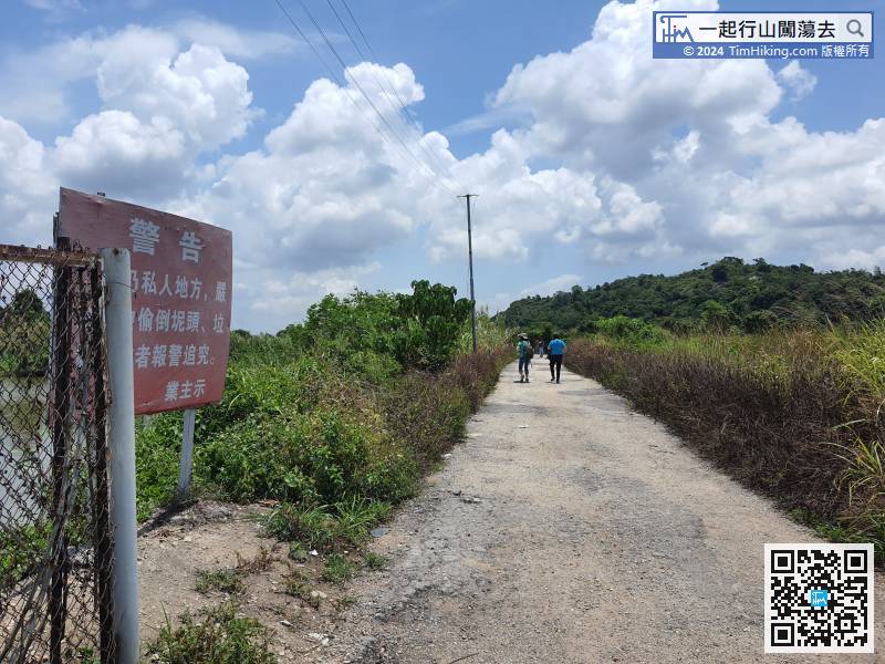 At that moment, turn right and walk into the gravel road of Fung Lok Wai,