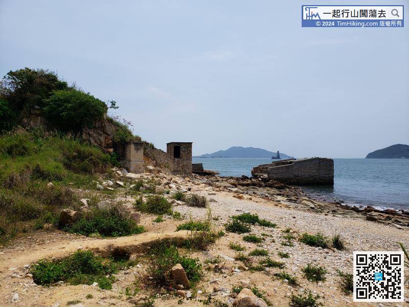 After passing through the narrow alley, Lei Yue Mun Quarry will be there. First will see a collapsed bridge,