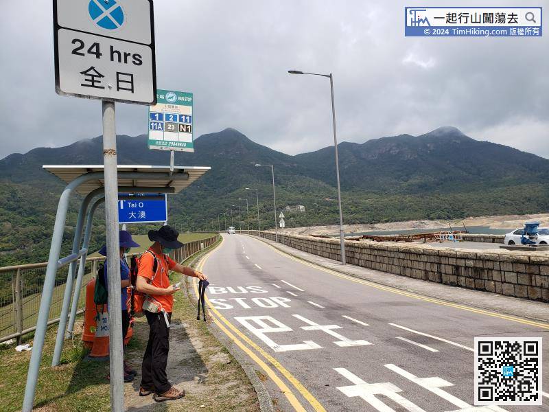 The starting point is Shek Pik Reservoir. You can take Lantau Bus 11 and get off at Shek Pik Police Post.