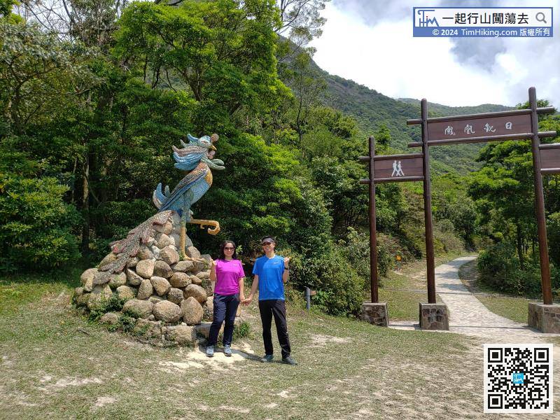 Next to the large archway of Lantau Trail, there is a large phoenix statue for taking pictures.