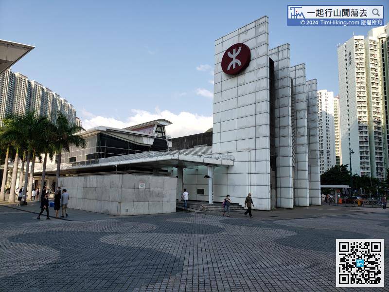 The starting point is at the convenient Tung Chung Station. After leaving at Exit B,