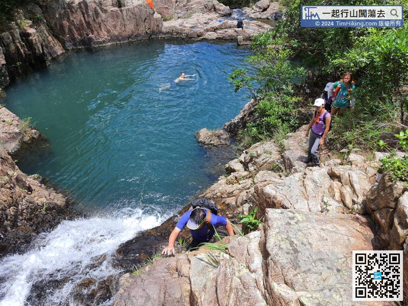 沿左边攀上驯鹿潭的瀑布，若大水是有难度的，因为要攀爬湿滑的崖壁。