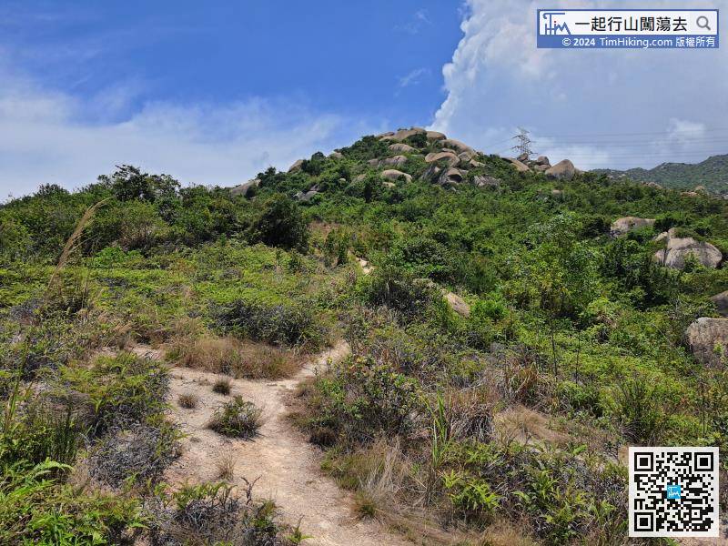 Go up the mountain along a clearer trail, the direction is the big rock group on the mountain,