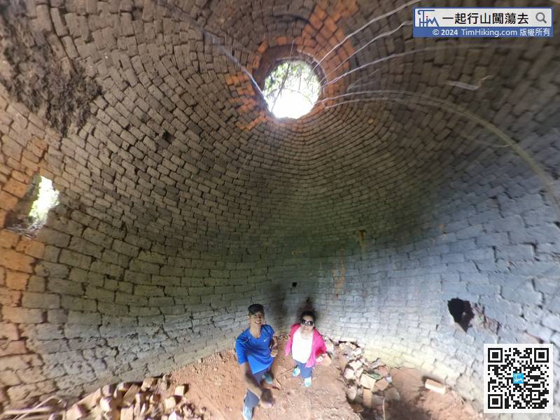 Tai Om Kilns is like a Tai Shan cave. The roof of the kiln has skylights and the walls are made of bricks.