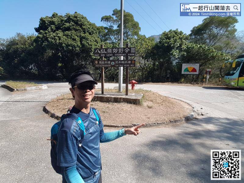 One is to take the minibus 52B in Fanling, get off at the roundabout of Lau Shui Heung Reservoir;