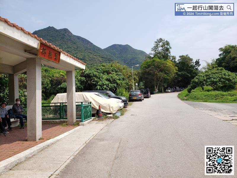First, take the minibus 52B from Fanling to Hok Tau and get off at the large pavilion at Hok Tau Wai Station.