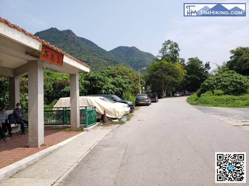 First, take the minibus 52B from Fanling to Hok Tau and get off at the large pavilion at Hok Tau Wai Station.