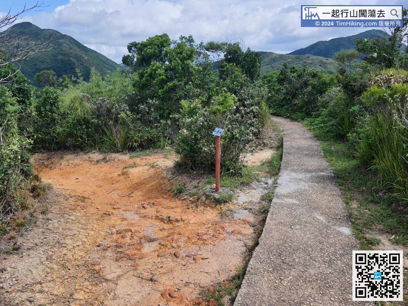 When coming to a strange bifurcation, the dirt trail on the left is the Luk Wu Country Trail,