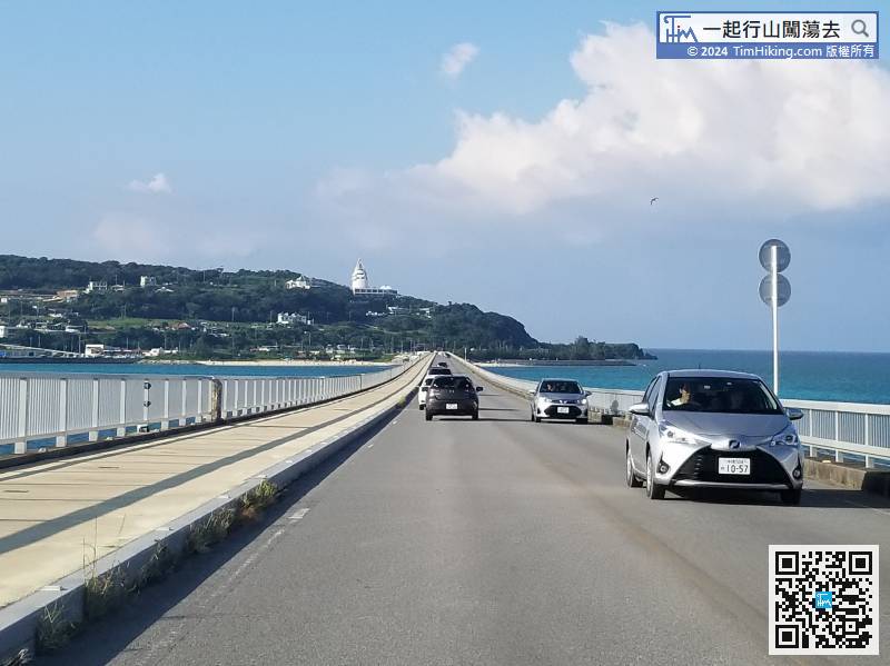 To go to Kouri Island, have to cross the long and straight Kouri Bridge. The beach under the bridge is one of the attractions.