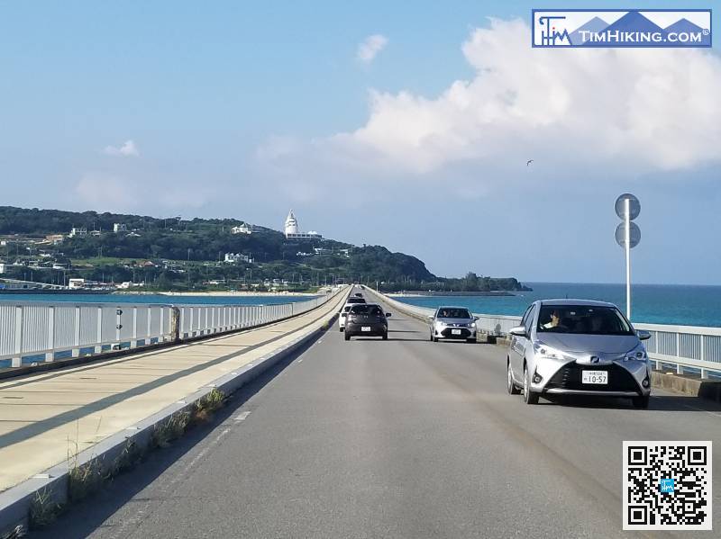 To go to Kouri Island, have to cross the long and straight Kouri Bridge. The beach under the bridge is one of the attractions.