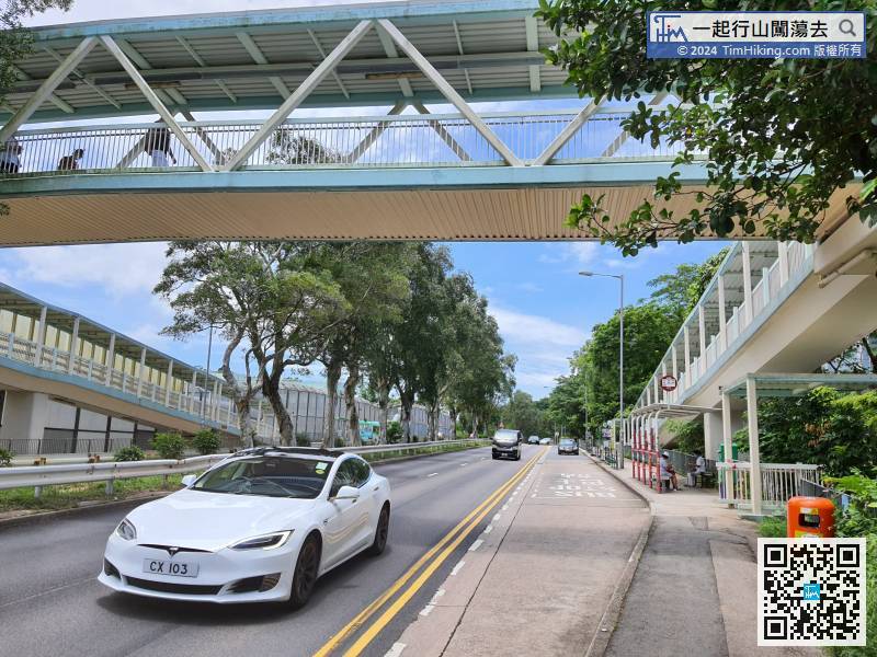 After getting off at Pik Uk, head towards Sai Kung. If you go against the line, you can use the footbridge to cross the road.