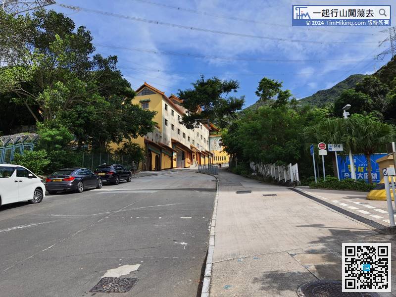 The starting point is at Shatin Pass Road. Hikers can go straight up in Wong Tai Sin, or take a minibus to get off at Temple Hill Fat Chong Temple.