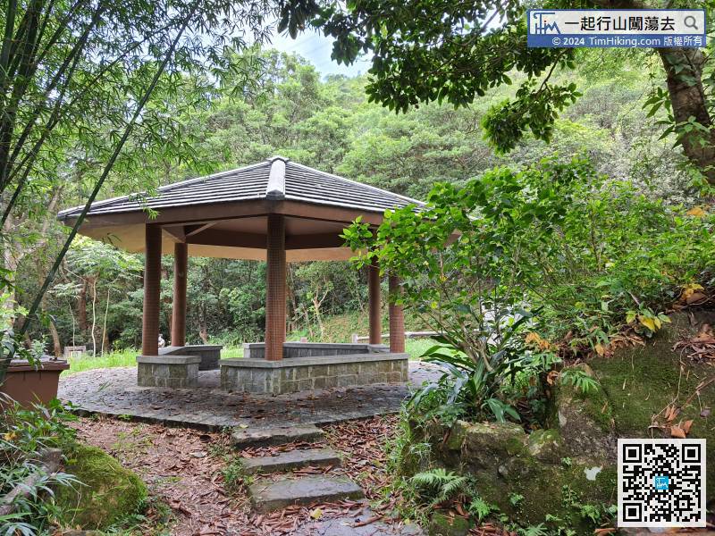 After arriving at Cham Tin Shan, turn back to the big pavilion on the same road,