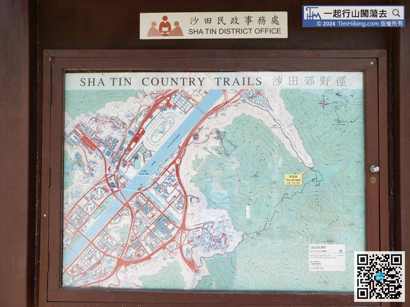 山径入口放有另一幅地图告示牌，显示了你的位置。