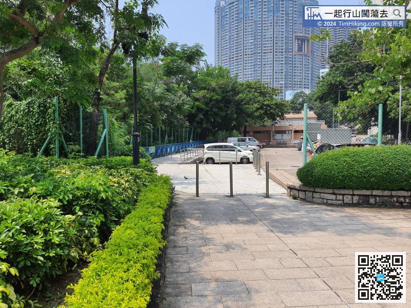 After returning to the park, continue go straight ahead, and join the pedestrian path afterwards.