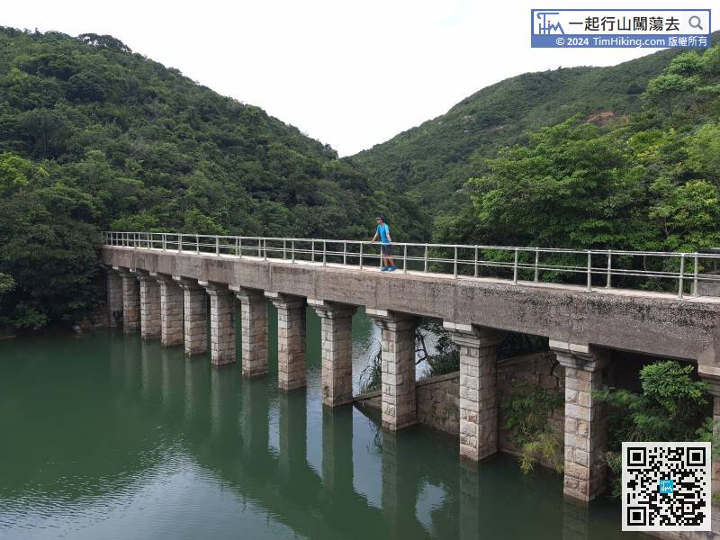 First go to the Tai Tam Upper Reservoir Masonry Aqueduct on the right-hand side. The bridge is narrower. The other end can go to Tsin Shui Wan Au, which is the location of the Tsz Kong Bridge.