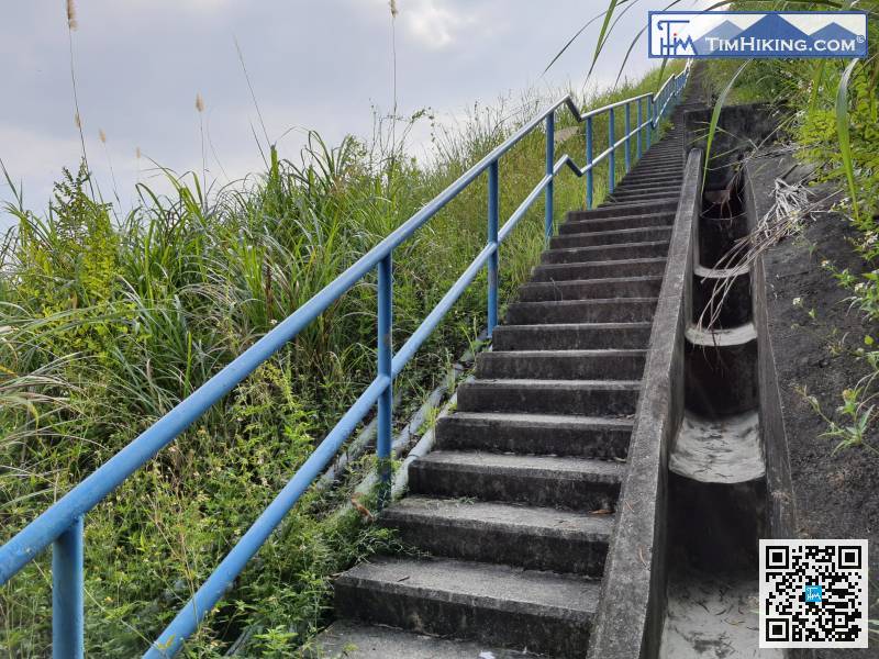 After visiting the fort, return to the intersection and go up the hill on the right.