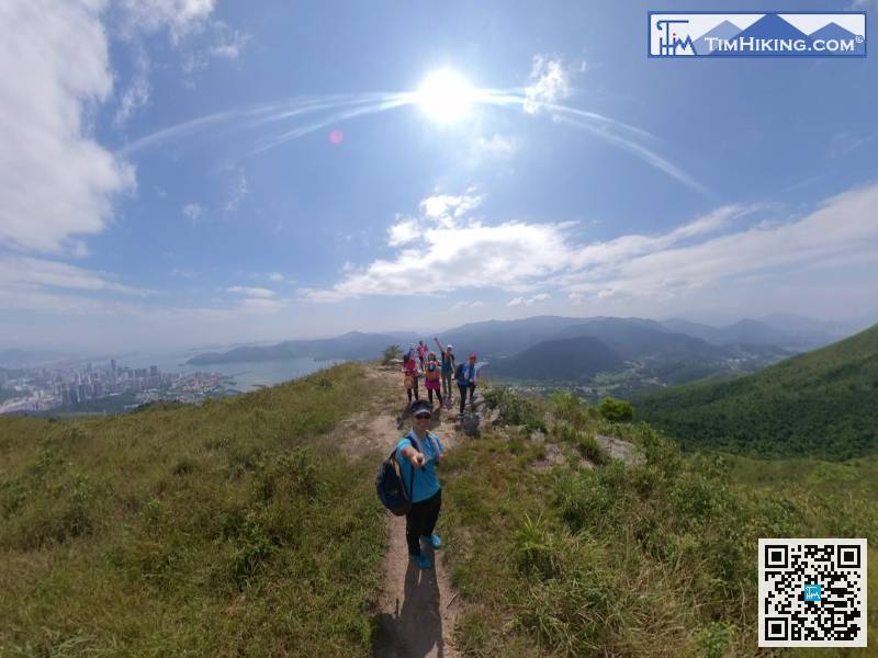 It takes about an hour from the foot of the mountain, and the incline is quite a lot, so take a short break at the peak.