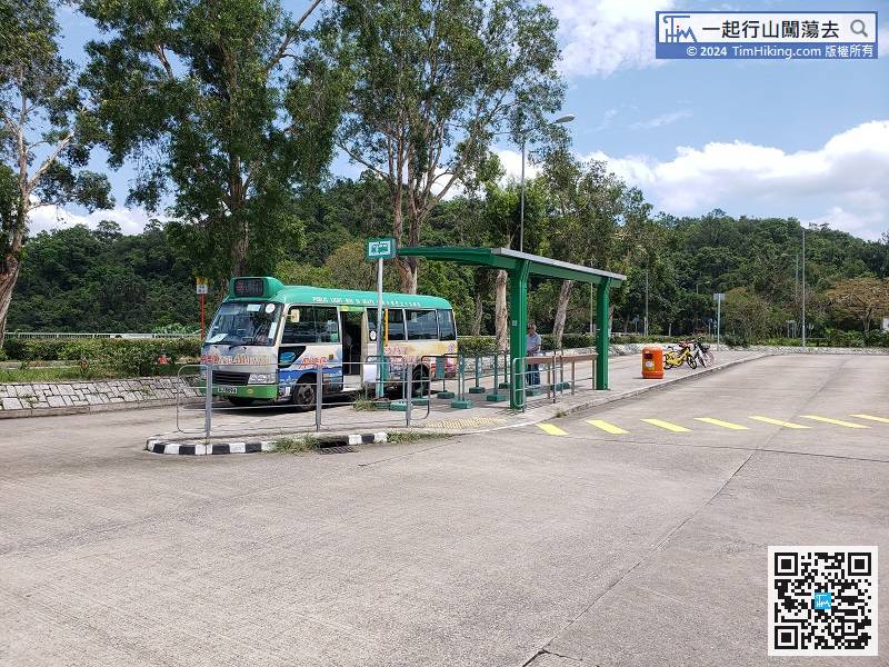 首先乘坐港鐵到大埔墟站，轉乘75K巴士或者20C小巴，於大尾篤「龍尾站」下車。