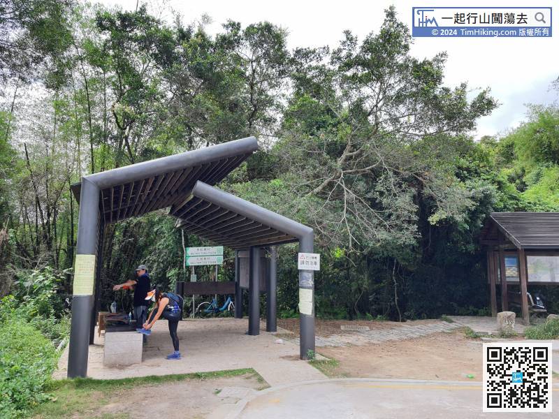After getting off at the end of Wu Kau Tang Road, there is a car park with a new large pavilion next to it,