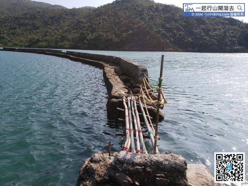 要通過堤圍，首先要跨過一個早前被颱風「山竹」吹塌的水閘口。