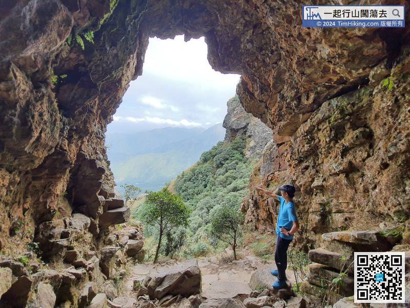 There are three main routes to One Tree Cave. In addition to this Pak Ngam Trail, can also go through Law Hon Ridge or Fung Niu Shek Ridge.