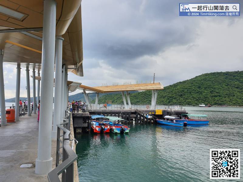 前往東龍二輋，首先要到高流灣，方法是到黃石碼頭或馬尿水乘搭街渡。