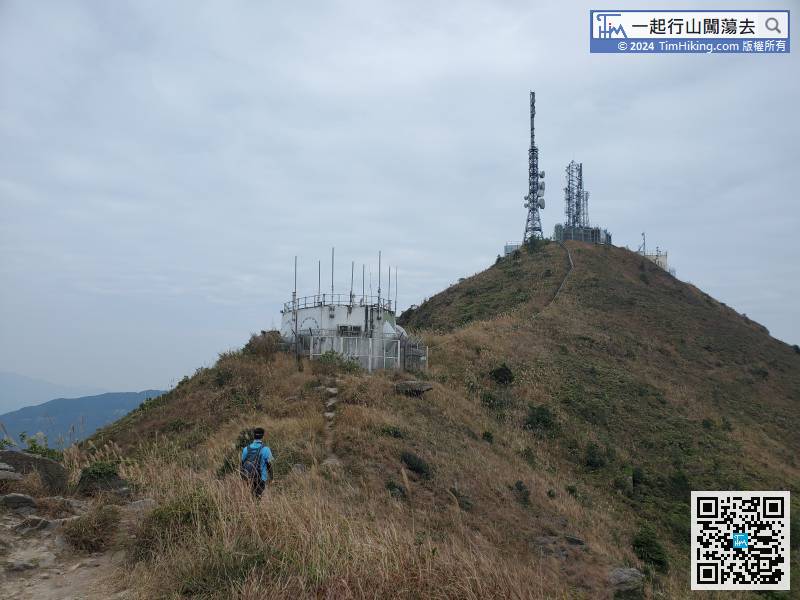下一個目的地就是飛鵝山，望住飛鵝山電視發射塔行過去便可。