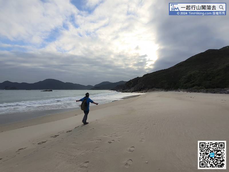 Tung Wan usually less crowded because it is still far away from MacLehose Trail.
