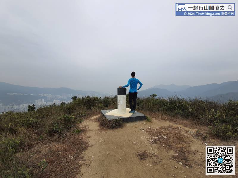 There is a trigonometrical station on the top of Shui Chuen O. The scenery is very good. It overlooks Tolo Harbour and Ma On Shan.