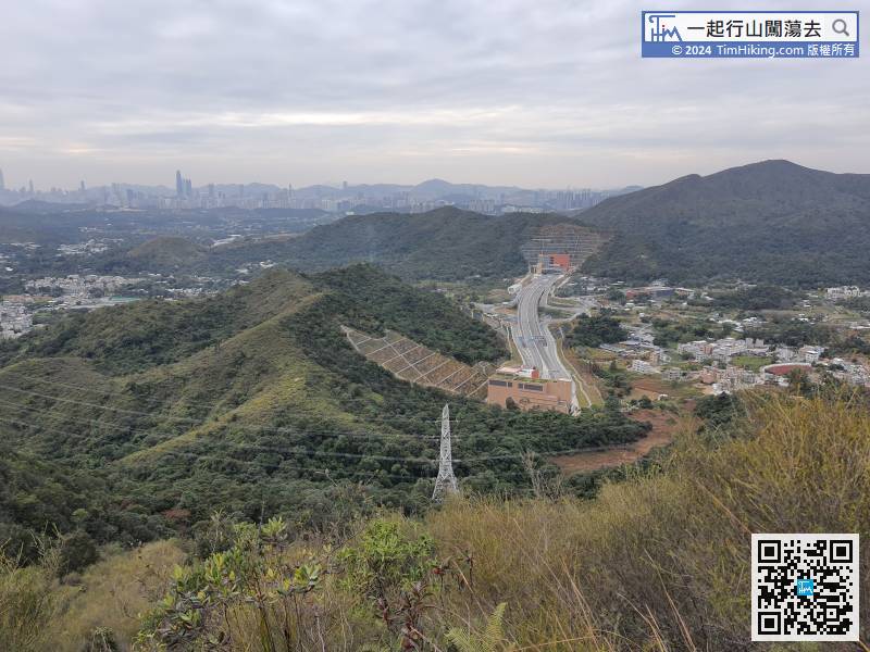After walking in the jungle for a total of about an hour, can see Cheung Shan Tunnel and Princess Hill are right in front.