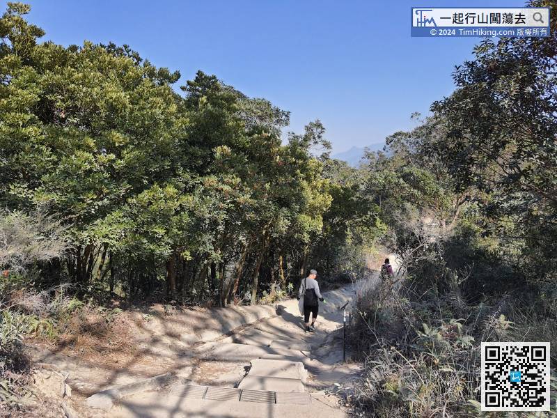 Next is the way to leave, keep left and walk backwards along the MacLehose Trail