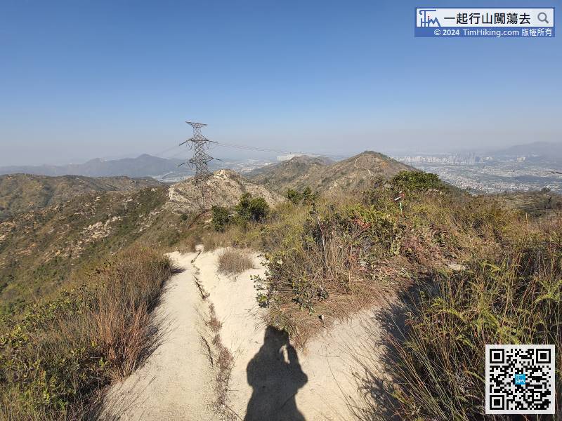 After reaching the top, will descend from the other end. There are two trails in front.